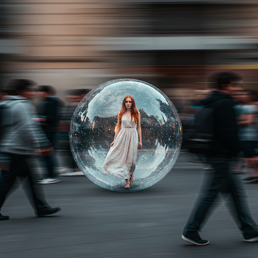 In città si vive spesso come in una bolla, isolati rispetto al tessuto sociale circostante